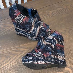 Open toe Aztec wedges!!